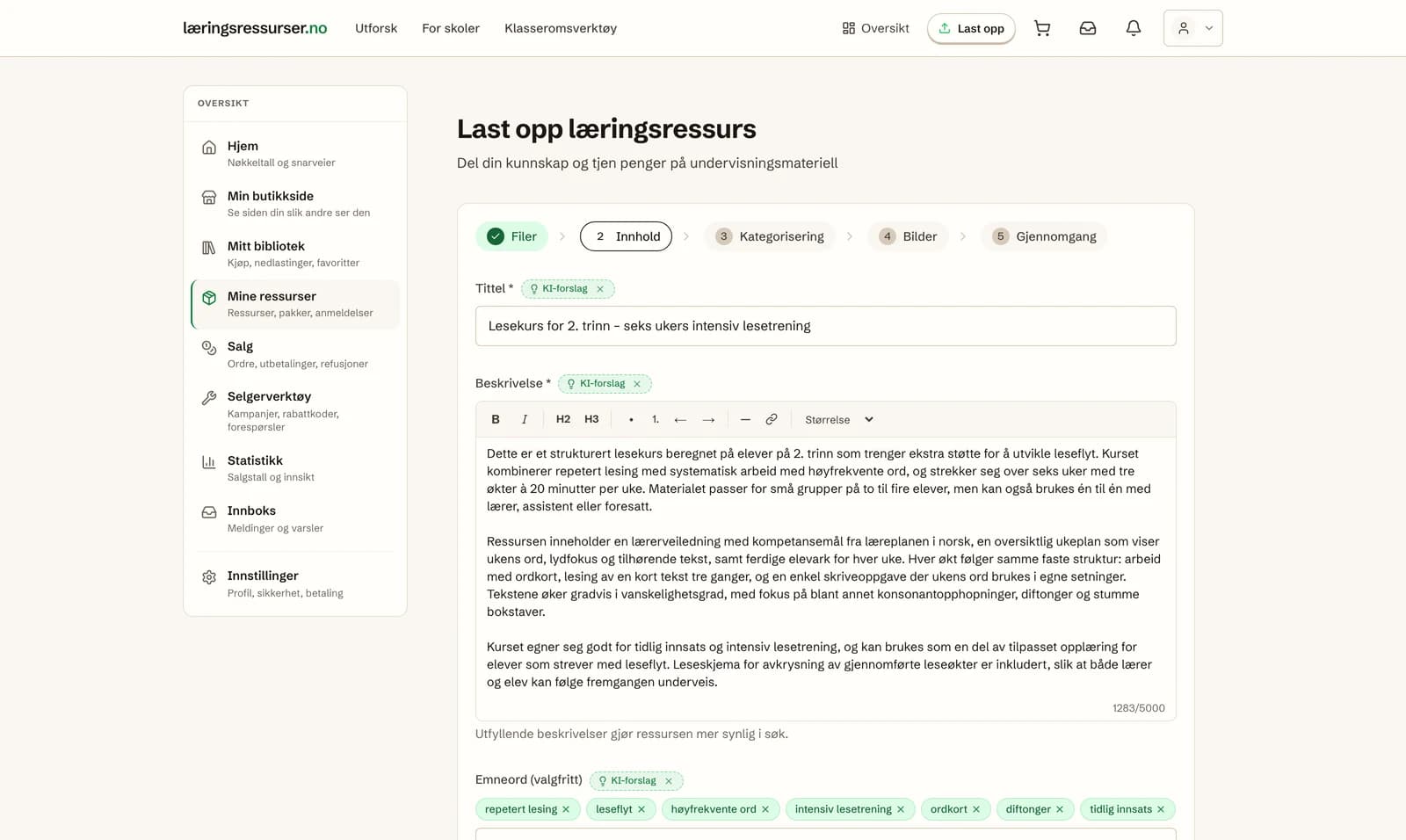 Innhold-steget i opplastingsveiviseren der KI-analysen har fylt inn tittel, beskrivelse og emneord – hvert felt er merket «KI-forslag»