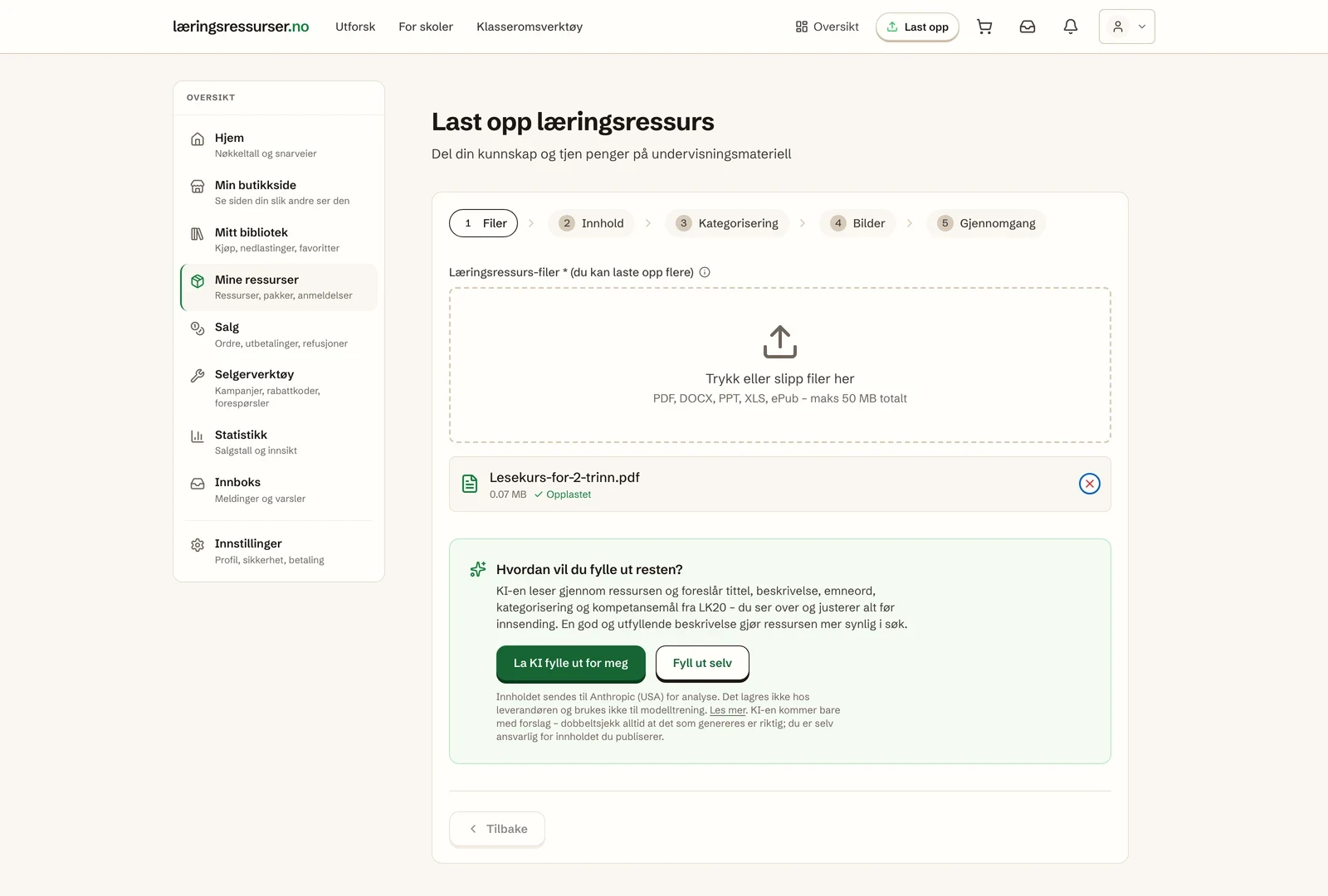 Første steg i opplastingsveiviseren: én PDF er lastet opp, og kortet «Hvordan vil du fylle ut resten?» tilbyr «La KI fylle ut for meg» eller «Fyll ut selv»